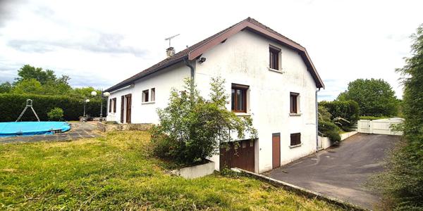 Belle Propriété ou Villa avec sa Piscine de 50 m² à réhabiliter entièrement où Maison Individuelle sur Sous-sol Complet de 223 m² à Rafraîchir avec sa Cour sécurisée de 125 m², Balcon, Véranda, Terrasse avec sa Piscine creusée et Terrain clos, arborés et