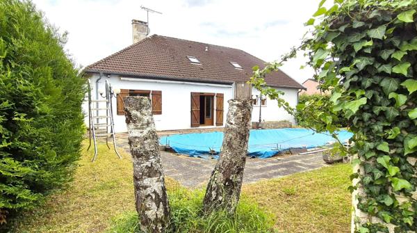 Belle Propriété ou Villa avec sa Piscine de 50 m² à réhabiliter entièrement où Maison Individuelle sur Sous-sol Complet de 223 m² à Rafraîchir avec sa Cour sécurisée de 125 m², Balcon, Véranda, Terrasse avec sa Piscine creusée et Terrain clos, arborés et