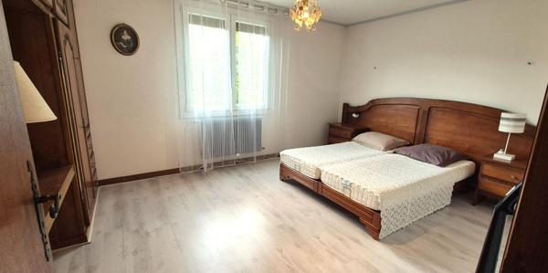 Belle Propriété ou Villa avec sa Piscine de 50 m² à réhabiliter entièrement où Maison Individuelle sur Sous-sol Complet de 223 m² à Rafraîchir avec sa Cour sécurisée de 125 m², Balcon, Véranda, Terrasse avec sa Piscine creusée et Terrain clos, arborés et