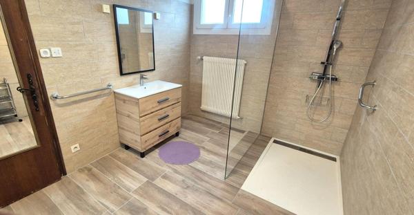 Belle Propriété ou Villa avec sa Piscine de 50 m² à réhabiliter entièrement où Maison Individuelle sur Sous-sol Complet de 223 m² à Rafraîchir avec sa Cour sécurisée de 125 m², Balcon, Véranda, Terrasse avec sa Piscine creusée et Terrain clos, arborés et
