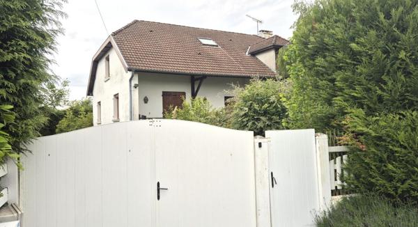 Belle Propriété ou Villa avec sa Piscine de 50 m² à réhabiliter entièrement où Maison Individuelle sur Sous-sol Complet de 223 m² à Rafraîchir avec sa Cour sécurisée de 125 m², Balcon, Véranda, Terrasse avec sa Piscine creusée et Terrain clos, arborés et