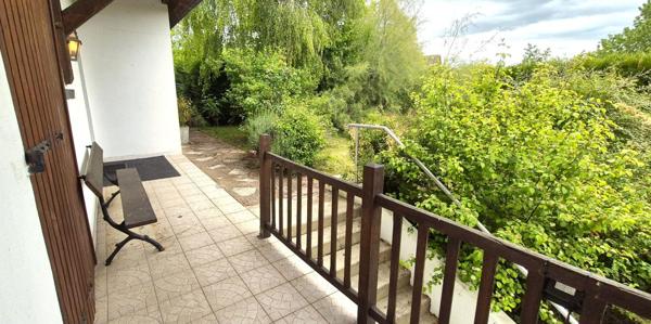 Belle Propriété ou Villa avec sa Piscine de 50 m² à réhabiliter entièrement où Maison Individuelle sur Sous-sol Complet de 223 m² à Rafraîchir avec sa Cour sécurisée de 125 m², Balcon, Véranda, Terrasse avec sa Piscine creusée et Terrain clos, arborés et