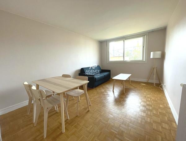 CHAVILLE - Vaste studio avec cuisine séparée - Proximité Place de Verdun avec RER C et commerces. 210 000 € **  - Référence  692-C