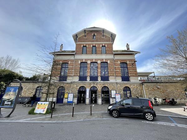 CHAVILLE - Vaste studio avec cuisine séparée - Proximité Place de Verdun avec RER C et commerces. 210 000 € **  - Référence  692-C