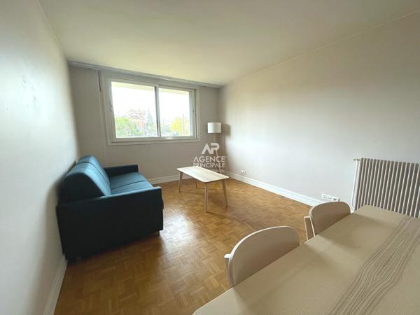 CHAVILLE - Vaste studio avec cuisine séparée - Proximité Place de Verdun avec RER C et commerces. 210 000 € **  - Référence  692-C