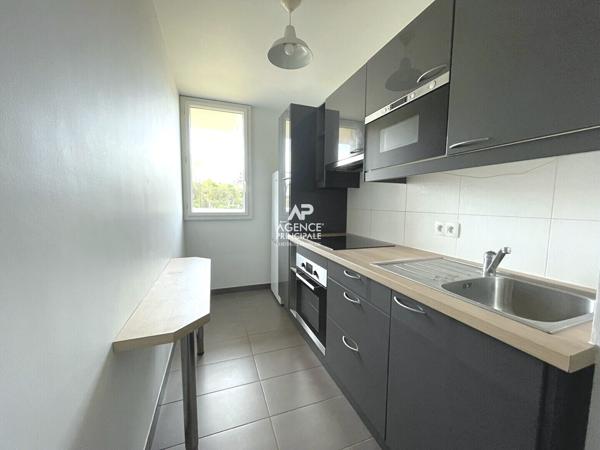 CHAVILLE - Vaste studio avec cuisine séparée - Proximité Place de Verdun avec RER C et commerces. 210 000 € **  - Référence  692-C