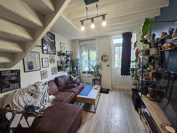 PAVILLY, maison mitoyenne de ville d'environ 39m², deux chambres sur deux niveaux.