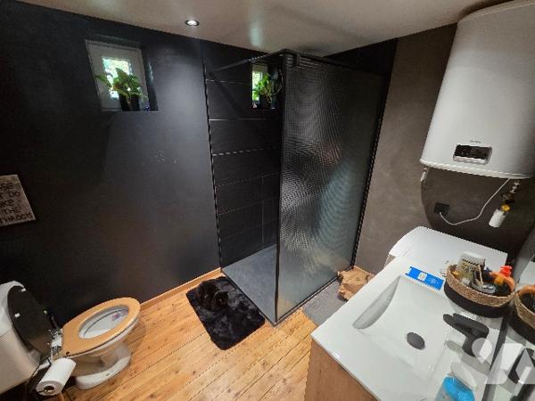 PAVILLY, maison mitoyenne de ville d'environ 39m², deux chambres sur deux niveaux.