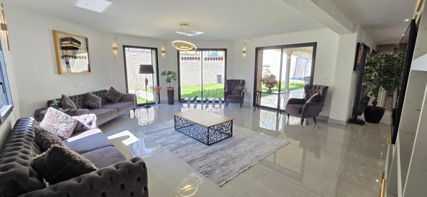 PROCHE CHARTRES Demeure prestigieuse en vallée de l'Eure