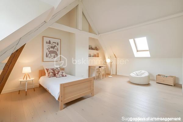 Exclusivité BSK Immobilier - Catherine Louly 06 51 17 93 50
Renseignements et visites 7 jours / 7 

IDÉALE PROFESSIONNELS DU BÂTIMENT ET AMATEURS DE RÉNOVATION,  À HÉNIN-BEAUMONT hypercentre, à seulement 30 mn de LILLE, MAISON MITOYENNE ANCIENNE DE CHARME, 1910,  A RÉNOVER,  120 m2 environ utiles - 102,30 m2 environ habitables -.SANS EXTÉRIEUR NI GARAGE NI STATIONNEMENT PRIVATIF. 

Située en rue à sens unique, dans un quartier dynamique pour profiter de la vie urbaine et bénéficier d’un cadre de vie agréable, à proximité immédiate à pied des commerces, marché bi-hebdomadaire, écoles, salle de sports 7 jours/ 7, piscine...À 3 mn à pied d’un parc avec jeux pour enfants, à moins de 10 mn à pied de la gare, à 2 mn en voiture de l'accès aux grands axes, 7 mn en voiture du centre commercial NOYELLES GODAULT.

AU REZ-DE-CHAUSSÉE, l’espace principal de 45 m2 environ, exposé SUD OUEST, hauteur sous plafond 2,70 m environ, fenêtres double vitrage PVC et volets bois, offre un salon agrémenté d’un poêle à granulés 2023, communiquant avec l’espace cuisine salle à manger. La cuisine non aménagée non équipée laisse libre cours à votre imagination pour créer la cuisine de vos rêves. Coin douche - Pas de salle de bains dans la configuration actuelle - L’arriere cuisine, 14 m2 environ, avec toilettes, permet la création d’une salle de bains et buanderie/cellier. Accès cave 15 m2 environ - À L’ÉTAGE, environ 60 m2 utiles, sous charpente apparente et hauteur sous faîtage 3,50 m, environ permet la creation de 2 ou 3 chambres et 1 wc. 

Électricité rez de chaussée 2023. 
Poêle a pellets 2023.
TAE, relié au tout a l'égout, non conforme. 

Maison de charme à rénover, non adaptée aux amateurs de rafaichissement. 

Des suggestions d’aménagement, non contractuelles, sont proposées en photos indiquées en bas à droite " Suggestion d’aménagement  ". 

Ce bien vous intéresse ?  Contactez-moi !  

Vous êtes déjà propriétaire ?  Avis de valeur offert de votre bien.