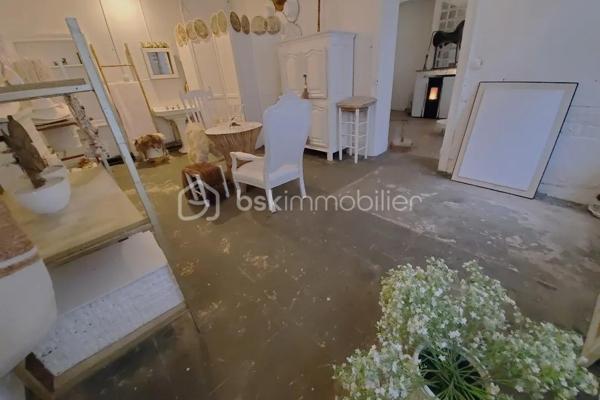 Exclusivité BSK Immobilier - Catherine Louly 06 51 17 93 50
Renseignements et visites 7 jours / 7 

IDÉALE PROFESSIONNELS DU BÂTIMENT ET AMATEURS DE RÉNOVATION,  À HÉNIN-BEAUMONT hypercentre, à seulement 30 mn de LILLE, MAISON MITOYENNE ANCIENNE DE CHARME, 1910,  A RÉNOVER,  120 m2 environ utiles - 102,30 m2 environ habitables -.SANS EXTÉRIEUR NI GARAGE NI STATIONNEMENT PRIVATIF. 

Située en rue à sens unique, dans un quartier dynamique pour profiter de la vie urbaine et bénéficier d’un cadre de vie agréable, à proximité immédiate à pied des commerces, marché bi-hebdomadaire, écoles, salle de sports 7 jours/ 7, piscine...À 3 mn à pied d’un parc avec jeux pour enfants, à moins de 10 mn à pied de la gare, à 2 mn en voiture de l'accès aux grands axes, 7 mn en voiture du centre commercial NOYELLES GODAULT.

AU REZ-DE-CHAUSSÉE, l’espace principal de 45 m2 environ, exposé SUD OUEST, hauteur sous plafond 2,70 m environ, fenêtres double vitrage PVC et volets bois, offre un salon agrémenté d’un poêle à granulés 2023, communiquant avec l’espace cuisine salle à manger. La cuisine non aménagée non équipée laisse libre cours à votre imagination pour créer la cuisine de vos rêves. Coin douche - Pas de salle de bains dans la configuration actuelle - L’arriere cuisine, 14 m2 environ, avec toilettes, permet la création d’une salle de bains et buanderie/cellier. Accès cave 15 m2 environ - À L’ÉTAGE, environ 60 m2 utiles, sous charpente apparente et hauteur sous faîtage 3,50 m, environ permet la creation de 2 ou 3 chambres et 1 wc. 

Électricité rez de chaussée 2023. 
Poêle a pellets 2023.
TAE, relié au tout a l'égout, non conforme. 

Maison de charme à rénover, non adaptée aux amateurs de rafaichissement. 

Des suggestions d’aménagement, non contractuelles, sont proposées en photos indiquées en bas à droite " Suggestion d’aménagement  ". 

Ce bien vous intéresse ?  Contactez-moi !  

Vous êtes déjà propriétaire ?  Avis de valeur offert de votre bien.