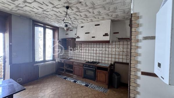 ♦️PETIT PRIX  ♦️

Découvrez cette maison d'habitation à rénover en pleine vallée sur la commune de DEVILLE.

👉🏿L'entrée de la maison nous mène directement à :

. Une cuisine
. Un séjour

👉🏿L'étage lui dessert :
 
. Deux chambres
. Une salle de bain

👉🏿Au second : 

. Deux chambres sous combles.

👉🏿Une vaste cave compose ce bien également.

➕Le plus de cette maison : 

Chaudière gaz très récente 
Assainissement conforme 

Pas d'extérieur