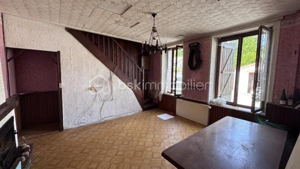 ♦️PETIT PRIX  ♦️

Découvrez cette maison d'habitation à rénover en pleine vallée sur la commune de DEVILLE.

👉🏿L'entrée de la maison nous mène directement à :

. Une cuisine
. Un séjour

👉🏿L'étage lui dessert :
 
. Deux chambres
. Une salle de bain

👉🏿Au second : 

. Deux chambres sous combles.

👉🏿Une vaste cave compose ce bien également.

➕Le plus de cette maison : 

Chaudière gaz très récente 
Assainissement conforme 

Pas d'extérieur