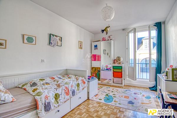 Versailles Saint-Louis Appartement 4 pièces de 86m² carrez situé au 1er étage avec ascenseur €675 000 ** - Référence 27263