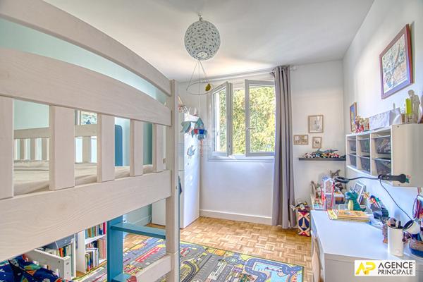 Versailles Saint-Louis Appartement 4 pièces de 86m² carrez situé au 1er étage avec ascenseur €675 000 ** - Référence 27263