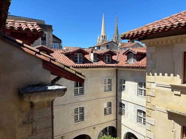 Bayonne – Cœur Historique : Rare T5 en Duplex de 106 m² avec Vue Imprenable