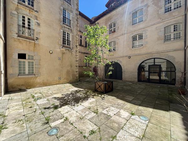 Bayonne – Cœur Historique : Rare T5 en Duplex de 106 m² avec Vue Imprenable