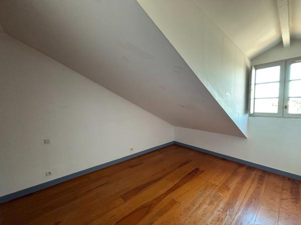 Bayonne – Cœur Historique : Rare T5 en Duplex de 106 m² avec Vue Imprenable