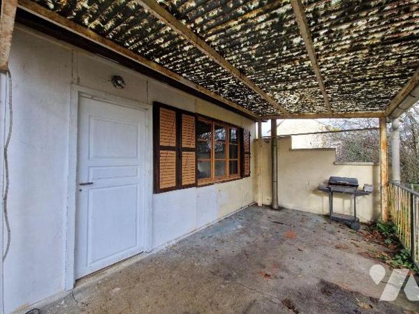 A 200m à pied des écoles maternelle et primaire, à 600m du collège, à 4km de la gare et du lycé...