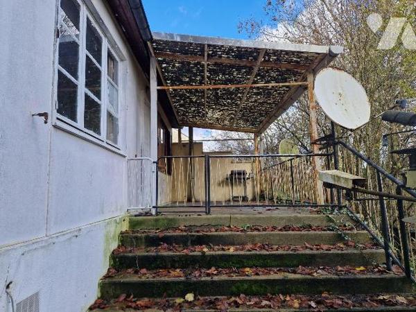 A 200m à pied des écoles maternelle et primaire, à 600m du collège, à 4km de la gare et du lycé...