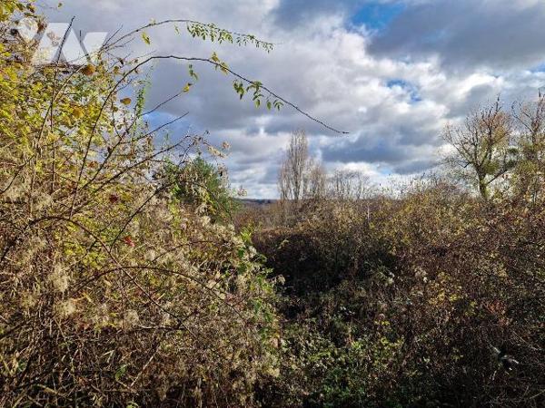 A 200m à pied des écoles maternelle et primaire, à 600m du collège, à 4km de la gare et du lycé...