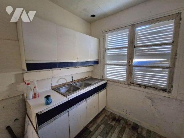 A 200m à pied des écoles maternelle et primaire, à 600m du collège, à 4km de la gare et du lycé...