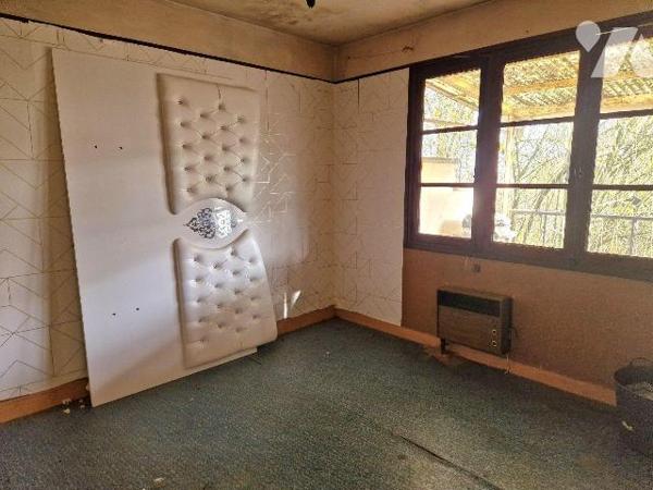 A 200m à pied des écoles maternelle et primaire, à 600m du collège, à 4km de la gare et du lycé...