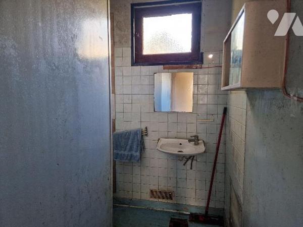 A 200m à pied des écoles maternelle et primaire, à 600m du collège, à 4km de la gare et du lycé...