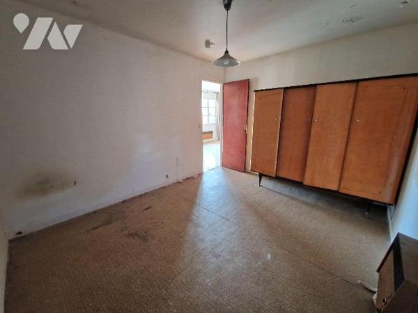 A 200m à pied des écoles maternelle et primaire, à 600m du collège, à 4km de la gare et du lycé...