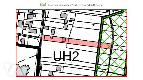 A 200m à pied des écoles maternelle et primaire, à 600m du collège, à 4km de la gare et du lycé...