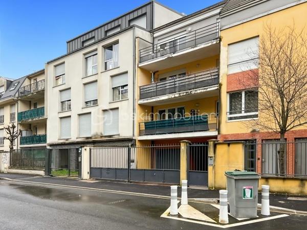À seulement 300 mètres à pied de la gare RER B Vert Galant, découvrez ce T2 de 43,41 m² (loi Carrez), idéalement situé dans un secteur recherché de Villepinte.

Son emplacement privilégié permet de rejoindre rapidement Paris et l'aéroport Charles-de-Gaulle tout en bénéficiant de la proximité immédiate des commerces, écoles et services.

Les atouts du bien :

Appartement situé au 1er étage avec ascenseur.
Place de parking extérieure sécurisée.
Séjour lumineux avec cuisine ouverte de 21,33 m².
Chambre confortable de 12,26 m².
Salle de bains avec WC.
Entrée de 2,79 m² et dégagement de 2,01 m².
Grand balcon privatif d'environ 10 m².
Excellent classement énergétique : DPE C.

Informations complémentaires :

Chauffage individuel au gaz.
Résidence construite en 2010.
Environnement calme et agréable.
À moins de 5 minutes à pied du RER B Vert Galant.

Que vous soyez investisseur ou à la recherche d'un premier achat, cet appartement réunit emplacement, confort et qualité énergétique.

À visiter sans tarder !