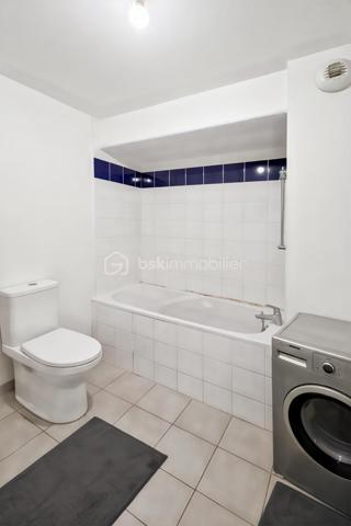 À seulement 300 mètres à pied de la gare RER B Vert Galant, découvrez ce T2 de 43,41 m² (loi Carrez), idéalement situé dans un secteur recherché de Villepinte.

Son emplacement privilégié permet de rejoindre rapidement Paris et l'aéroport Charles-de-Gaulle tout en bénéficiant de la proximité immédiate des commerces, écoles et services.

Les atouts du bien :

Appartement situé au 1er étage avec ascenseur.
Place de parking extérieure sécurisée.
Séjour lumineux avec cuisine ouverte de 21,33 m².
Chambre confortable de 12,26 m².
Salle de bains avec WC.
Entrée de 2,79 m² et dégagement de 2,01 m².
Grand balcon privatif d'environ 10 m².
Excellent classement énergétique : DPE C.

Informations complémentaires :

Chauffage individuel au gaz.
Résidence construite en 2010.
Environnement calme et agréable.
À moins de 5 minutes à pied du RER B Vert Galant.

Que vous soyez investisseur ou à la recherche d'un premier achat, cet appartement réunit emplacement, confort et qualité énergétique.

À visiter sans tarder !