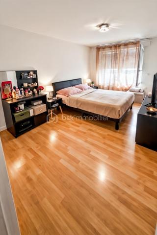 À seulement 300 mètres à pied de la gare RER B Vert Galant, découvrez ce T2 de 43,41 m² (loi Carrez), idéalement situé dans un secteur recherché de Villepinte.

Son emplacement privilégié permet de rejoindre rapidement Paris et l'aéroport Charles-de-Gaulle tout en bénéficiant de la proximité immédiate des commerces, écoles et services.

Les atouts du bien :

Appartement situé au 1er étage avec ascenseur.
Place de parking extérieure sécurisée.
Séjour lumineux avec cuisine ouverte de 21,33 m².
Chambre confortable de 12,26 m².
Salle de bains avec WC.
Entrée de 2,79 m² et dégagement de 2,01 m².
Grand balcon privatif d'environ 10 m².
Excellent classement énergétique : DPE C.

Informations complémentaires :

Chauffage individuel au gaz.
Résidence construite en 2010.
Environnement calme et agréable.
À moins de 5 minutes à pied du RER B Vert Galant.

Que vous soyez investisseur ou à la recherche d'un premier achat, cet appartement réunit emplacement, confort et qualité énergétique.

À visiter sans tarder !