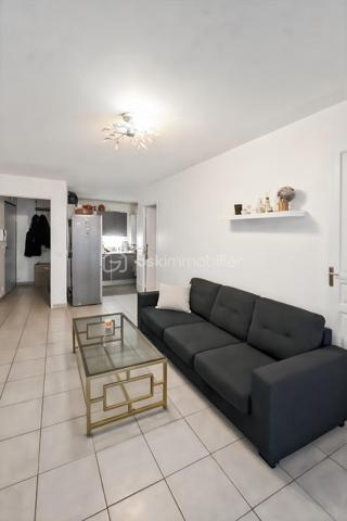 À seulement 300 mètres à pied de la gare RER B Vert Galant, découvrez ce T2 de 43,41 m² (loi Carrez), idéalement situé dans un secteur recherché de Villepinte.

Son emplacement privilégié permet de rejoindre rapidement Paris et l'aéroport Charles-de-Gaulle tout en bénéficiant de la proximité immédiate des commerces, écoles et services.

Les atouts du bien :

Appartement situé au 1er étage avec ascenseur.
Place de parking extérieure sécurisée.
Séjour lumineux avec cuisine ouverte de 21,33 m².
Chambre confortable de 12,26 m².
Salle de bains avec WC.
Entrée de 2,79 m² et dégagement de 2,01 m².
Grand balcon privatif d'environ 10 m².
Excellent classement énergétique : DPE C.

Informations complémentaires :

Chauffage individuel au gaz.
Résidence construite en 2010.
Environnement calme et agréable.
À moins de 5 minutes à pied du RER B Vert Galant.

Que vous soyez investisseur ou à la recherche d'un premier achat, cet appartement réunit emplacement, confort et qualité énergétique.

À visiter sans tarder !