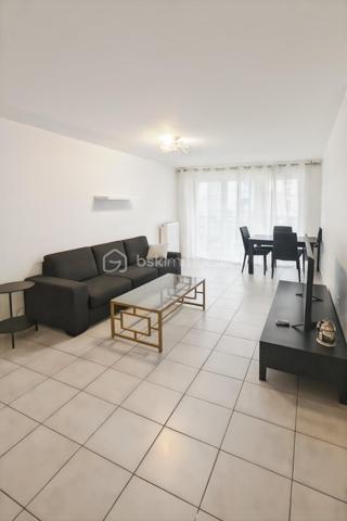 À seulement 300 mètres à pied de la gare RER B Vert Galant, découvrez ce T2 de 43,41 m² (loi Carrez), idéalement situé dans un secteur recherché de Villepinte.

Son emplacement privilégié permet de rejoindre rapidement Paris et l'aéroport Charles-de-Gaulle tout en bénéficiant de la proximité immédiate des commerces, écoles et services.

Les atouts du bien :

Appartement situé au 1er étage avec ascenseur.
Place de parking extérieure sécurisée.
Séjour lumineux avec cuisine ouverte de 21,33 m².
Chambre confortable de 12,26 m².
Salle de bains avec WC.
Entrée de 2,79 m² et dégagement de 2,01 m².
Grand balcon privatif d'environ 10 m².
Excellent classement énergétique : DPE C.

Informations complémentaires :

Chauffage individuel au gaz.
Résidence construite en 2010.
Environnement calme et agréable.
À moins de 5 minutes à pied du RER B Vert Galant.

Que vous soyez investisseur ou à la recherche d'un premier achat, cet appartement réunit emplacement, confort et qualité énergétique.

À visiter sans tarder !