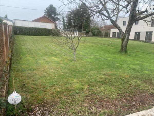 SAINT VIT: terrain à bâtir de 669 m² – Calme, arboré, viabilisation en bordure