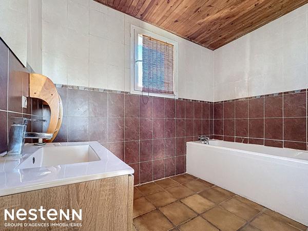 Charmante Maison de 178 m² + Local professionnel de 150 m² dans propriété avec terrain sur parcelle de 2566 m² à Portel-des-Corbières