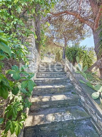 Charmante Maison de 178 m² + Local professionnel de 150 m² dans propriété avec terrain sur parcelle de 2566 m² à Portel-des-Corbières