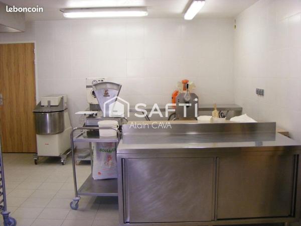 Fond de commerce de 180m² avec terrasse et parking vue sur le Lac