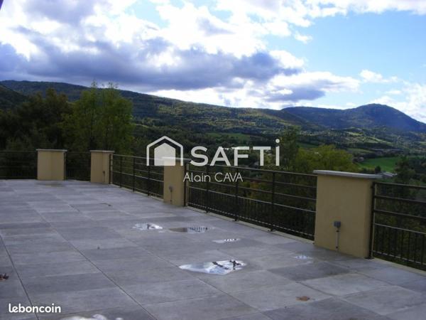 Fond de commerce de 180m² avec terrasse et parking vue sur le Lac