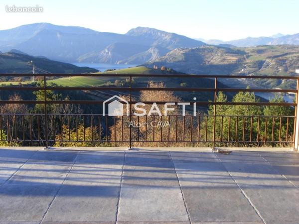 Fond de commerce de 180m² avec terrasse et parking vue sur le Lac