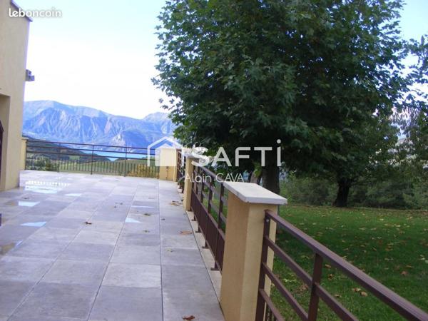 Fond de commerce de 180m² avec terrasse et parking vue sur le Lac