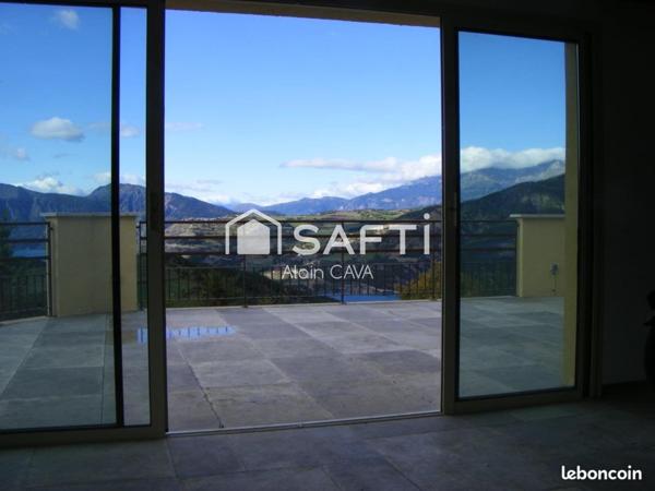 Fond de commerce de 180m² avec terrasse et parking vue sur le Lac