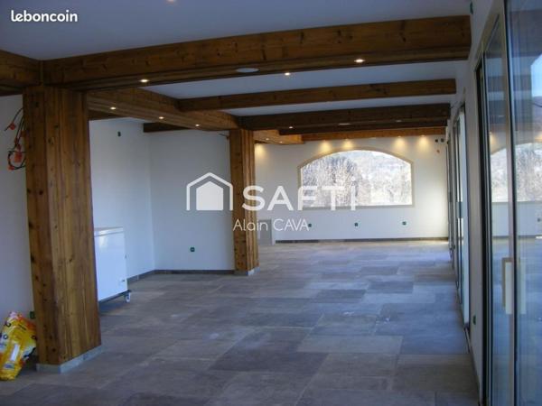 Fond de commerce de 180m² avec terrasse et parking vue sur le Lac