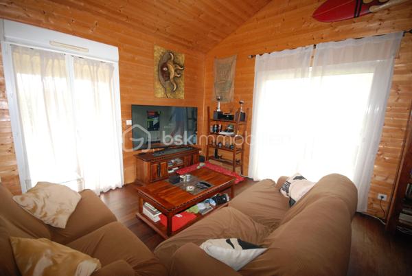 PORT DE LANNE  Très belle maison a ossature bois de grand standing de 75 m² sur terrain boisé de 850m²  , dans un quartier très calme  , A VISITER SOUS SEREZ SOUS LE CHARME  , grand séjour  ,cuisine équipée  , suite parentale , SDB, WC,     PRIX TRES INTERESSANT      visite    Jean Jacques LANDES  BSK IMMOBILIER