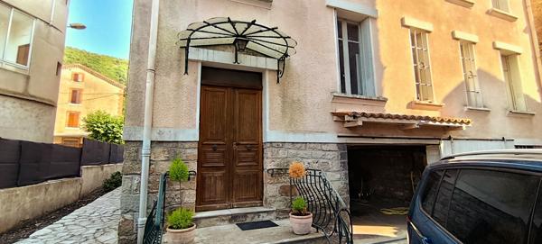 Maison de village individuelle - 5 Chambres - Garage et Atelier