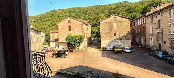 Maison de village individuelle - 5 Chambres - Garage et Atelier