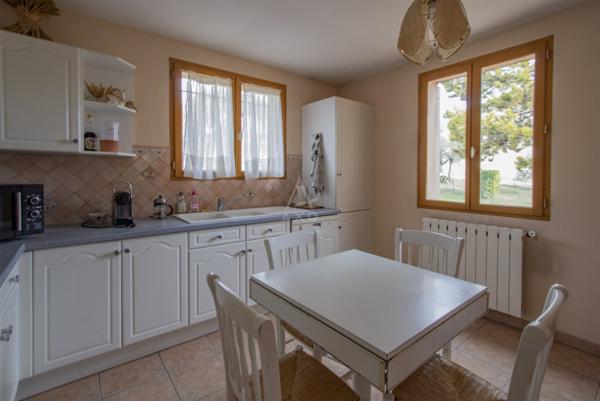 VALENSOLE  MAISON T4 DE PLAIN-PIED  VUE DÉGAGÉE  GARAGE  TERRAIN 1 700 M² CONSTRUCTIBLE  PISCINABLE  314 600 