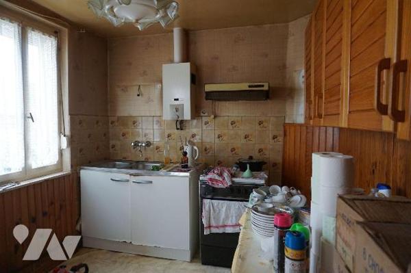 Maison à usage d'habitation à rénover élevée sur cave comprenant :
- au rez-de-chaussée : salo...