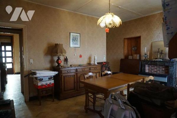 Maison à usage d'habitation à rénover élevée sur cave comprenant :
- au rez-de-chaussée : salo...